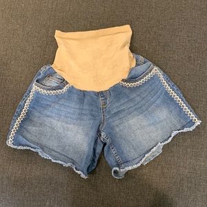 Jessica Simpson maternity light wash embroidered raw hem jean shorts size L